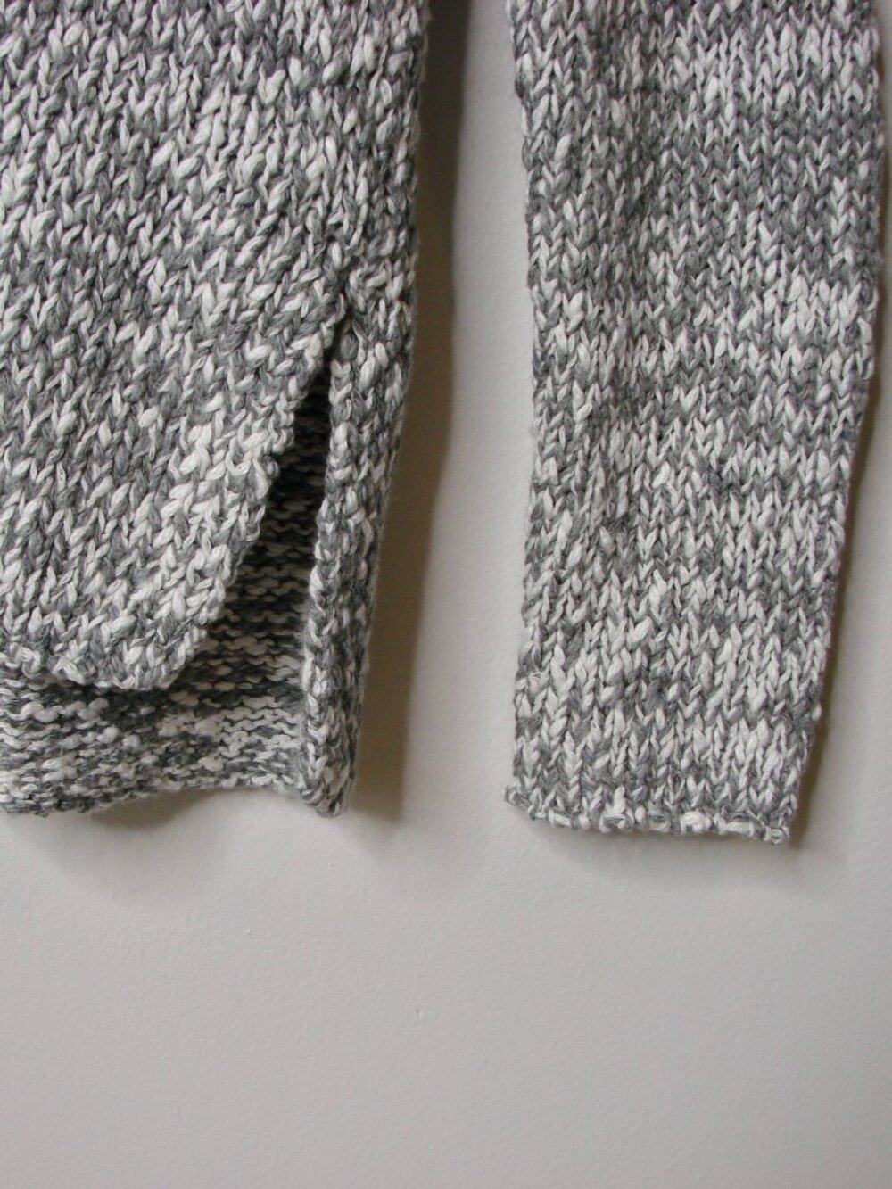 Aritzia Talula V-Neck Sweater Gray White Marled Pullover Loose Relax Fit Medium - Picture 9 of 14